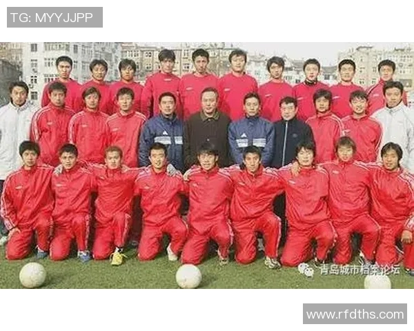 时代中国广州队迎战青岛队全力争胜展现足球激情与团队精神