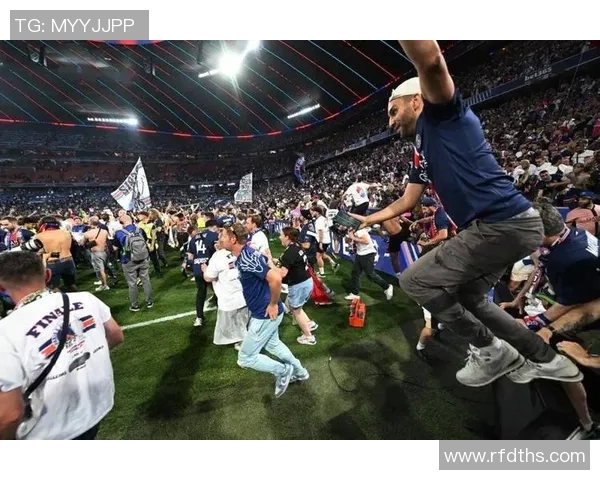 欧冠门票系统瘫痪数万球迷排队奋战12小时争抢梦寐以求的入场券